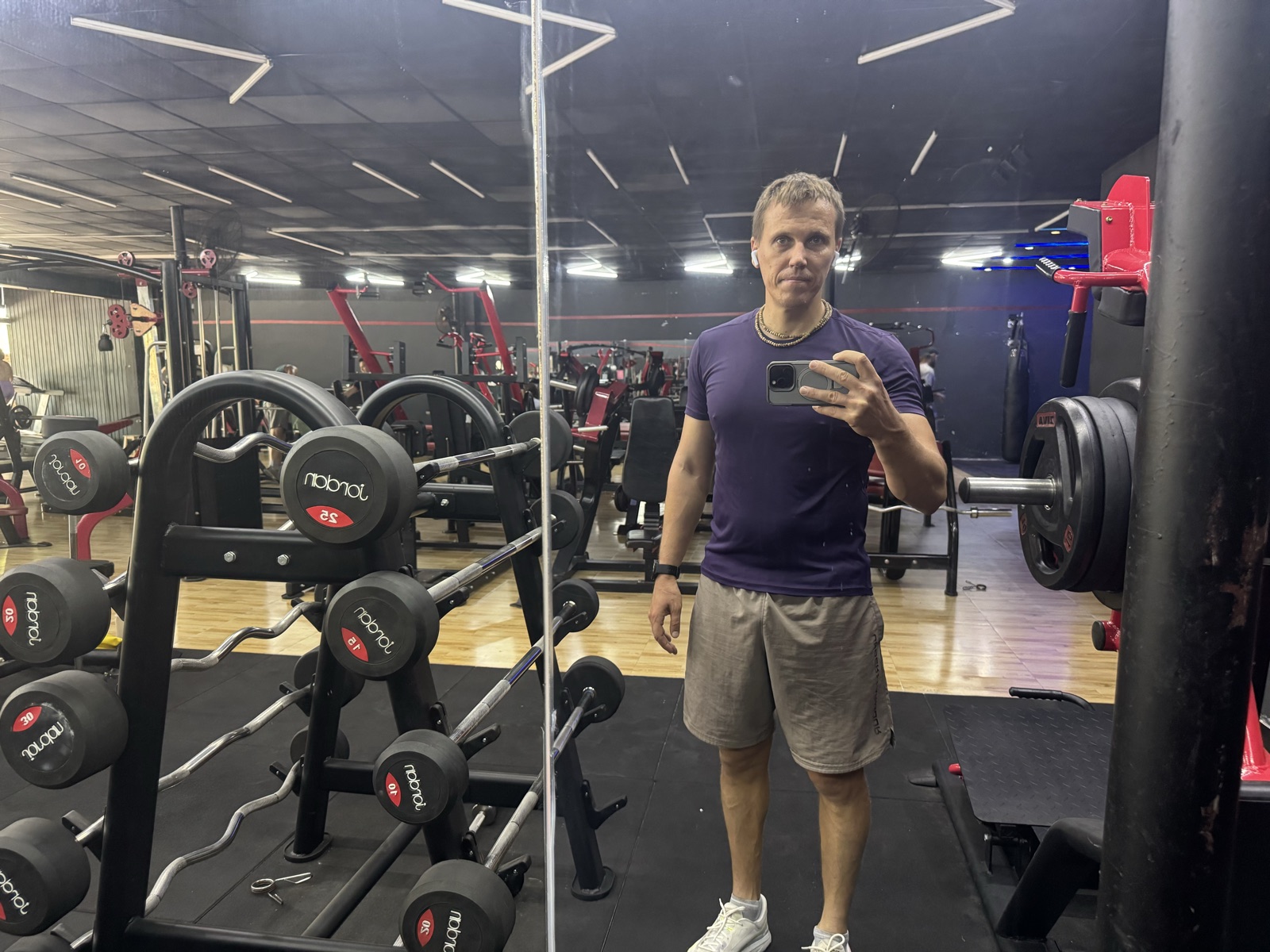 Алексей Ярмоц в тренажёрном зале перед силовой тренировкой, 30 июня 2026